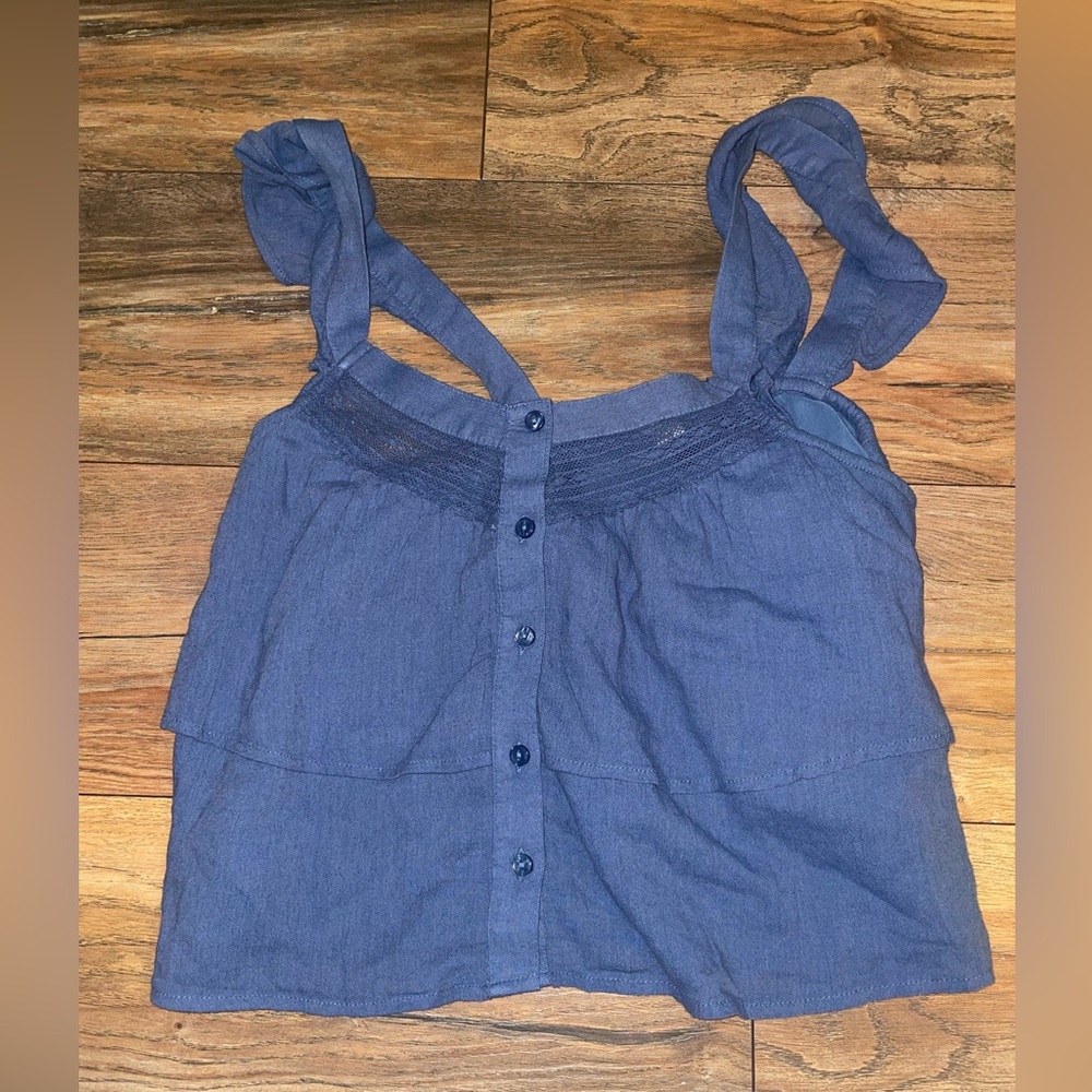 Cute American eagle preppy layered button up tank top.